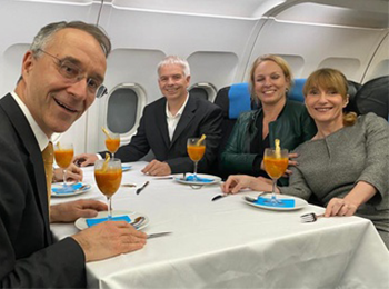 Lunch met familie en vrienden aan boord van het Flylounge vliegtuig