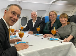 Repas gastronomique à bord de l'avion sans ailes Flylounge